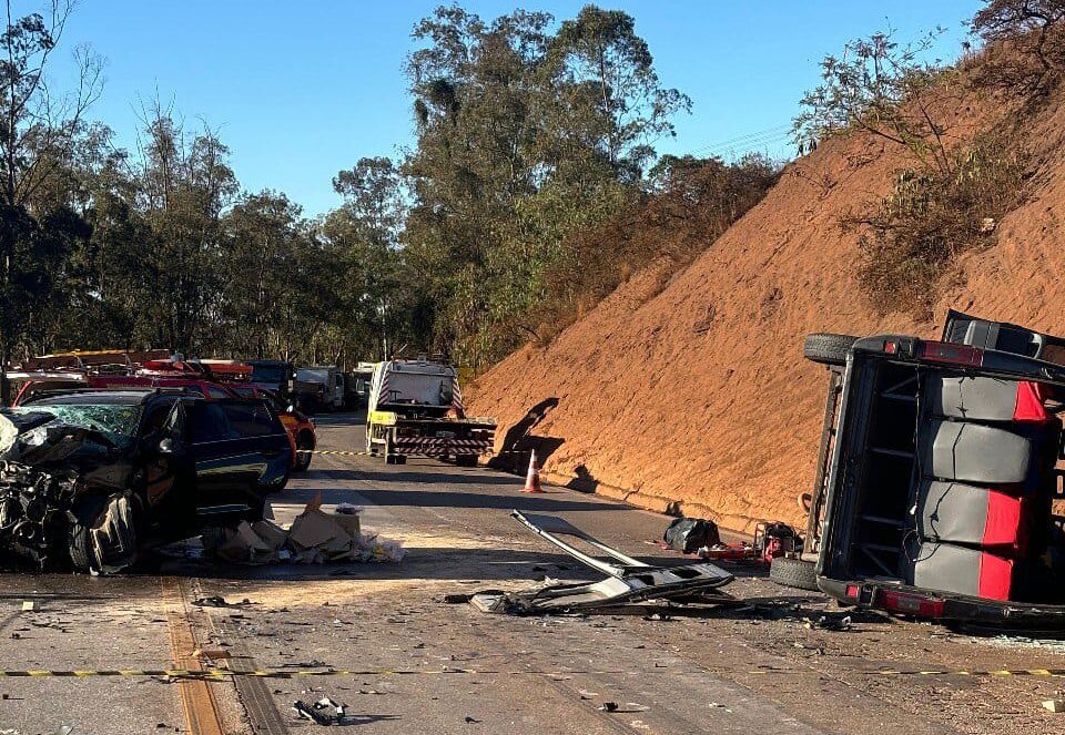Duas pessoas morreram e cinco ficaram feridas em grave acidente na BR-040, em Itabirito
