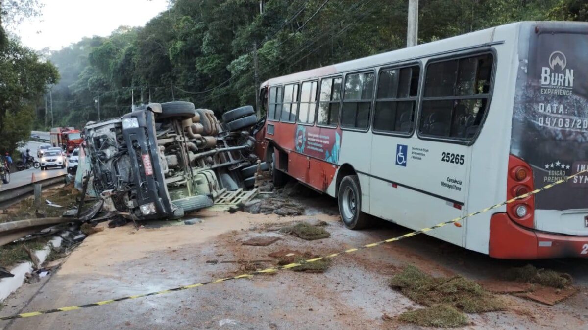 Batida entre ônibus e carreta deixa feridos e fecha a rodovia MG-030, em Nova Lima