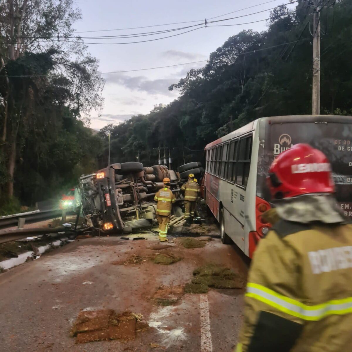 Mulher entra em trabalho de parto em congestionamento causado pelo acidente na MG-030