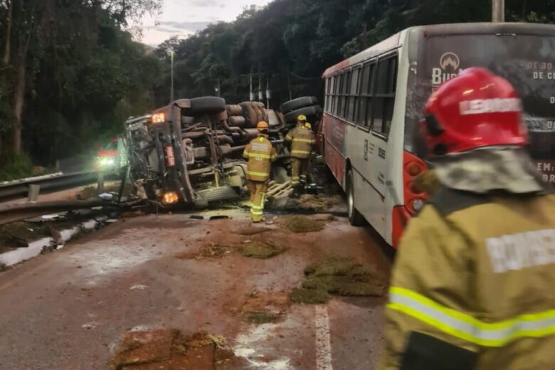 Mulher entra em trabalho de parto em congestionamento causado pelo acidente na MG-030