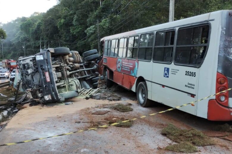 Batida entre ônibus e carreta deixa feridos e fecha a rodovia MG-030, em Nova Lima