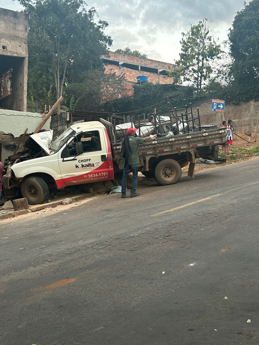 Caminhão perde o freio e bate contra o muro de uma casa no bairro Abóboras, em Itabira