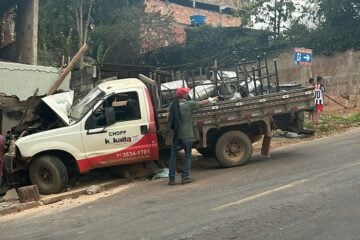 Caminhão perde o freio e bate contra o muro de uma casa no bairro Abóboras, em Itabira