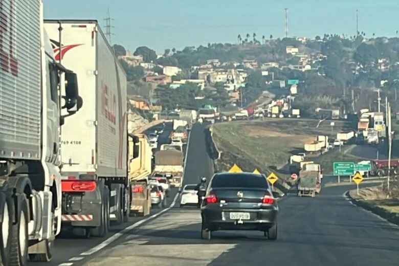 Obras de recapeamento e pinturas de faixas causam congestionamento na BR-381