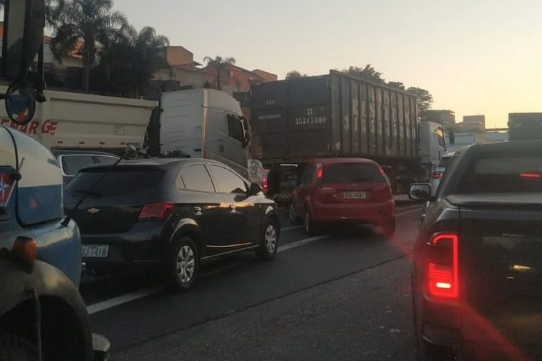 Recapeamento da BR-381 volta a causar congestionamento na saída e chegada de Belo Horizonte