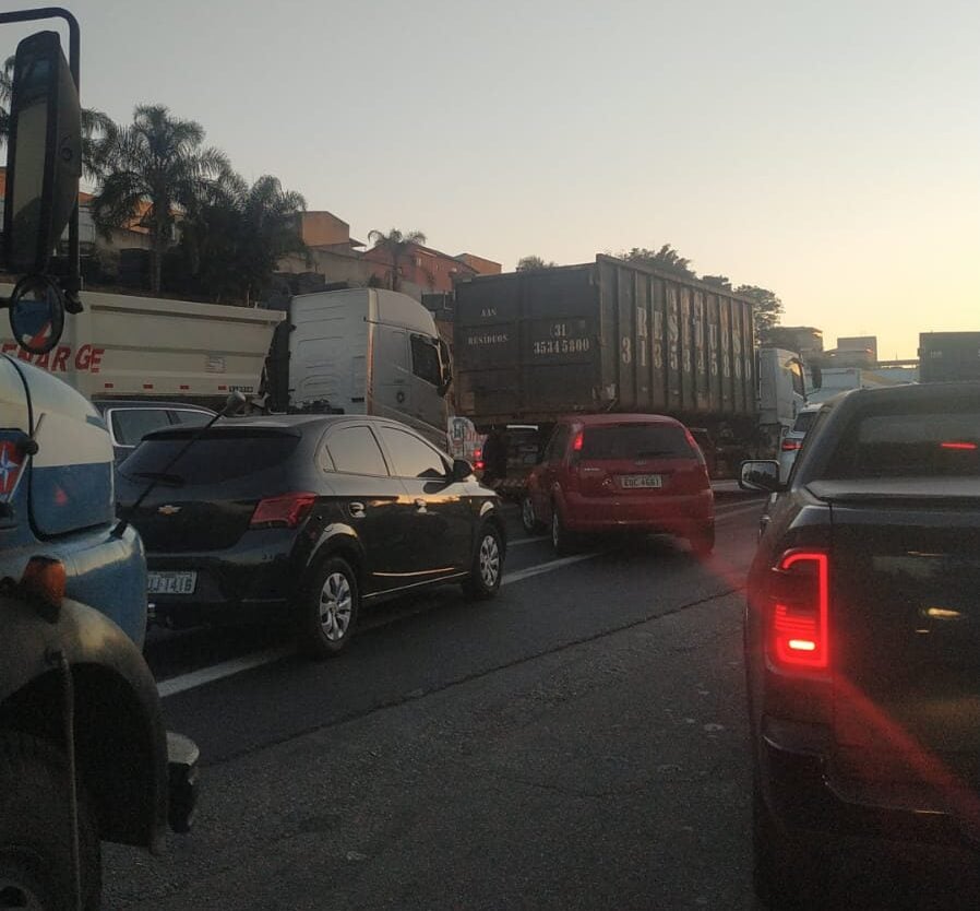 Recapeamento da BR-381 volta a causar congestionamento na saída e chegada de Belo Horizonte
