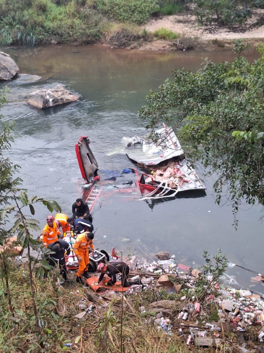 BR-262: caminhão cai em rio e motorista fica preso às ferragens da cabine com água "até o pescoço"