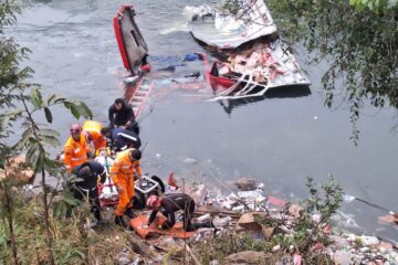 BR-262: caminhão cai em rio e motorista fica preso às ferragens da cabine com água “até o pescoço”