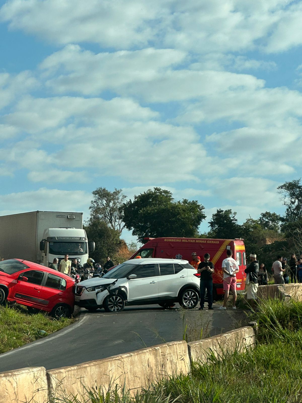 BR-381: Engavetamento entre três veículos de passeio paralisa rodovia e deixa 8 feridos