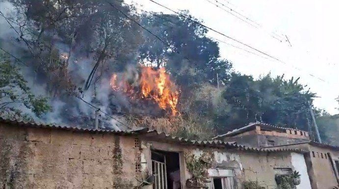 Ribeirão das Neves: incêndio de grandes proporções em Justinópolis