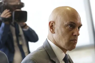 Moraes se declara impedido de julgar caso de ameaça a familiares