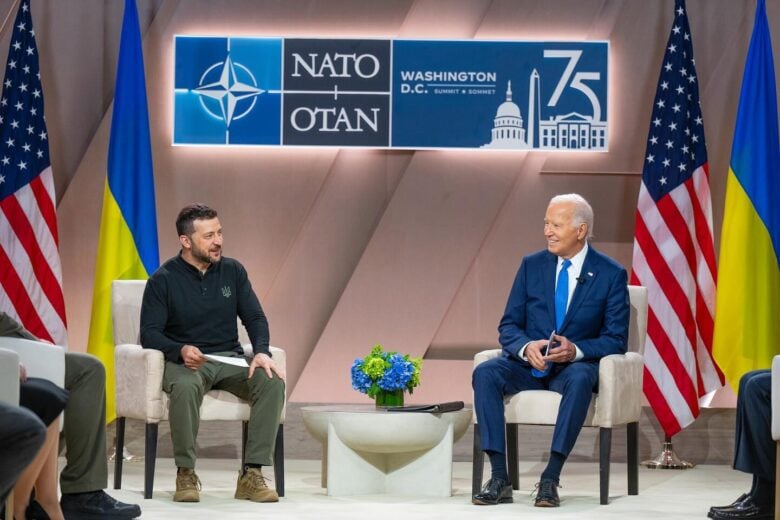 Confusão bombástica: Biden apresenta Zelensky como Putin em cerimônia da Otan