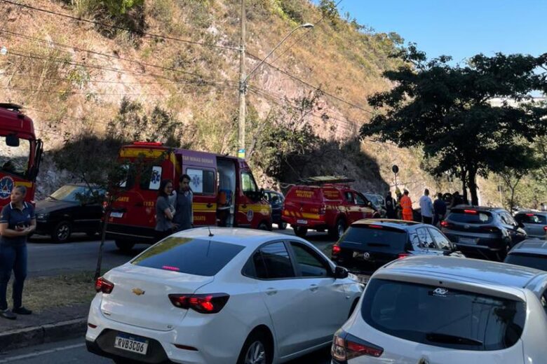 Carro cai de barranco e vai parar no meio de avenida em Belo Horizonte