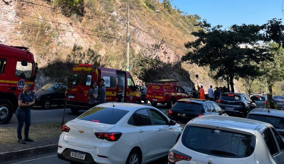 Carro cai de barranco e vai parar no meio de avenida em Belo Horizonte