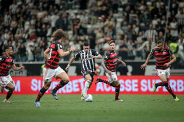 Flamengo supera o Atlético em noite de “olé” e continua soberano no topo do Brasileirão; assista aos gols do jogo