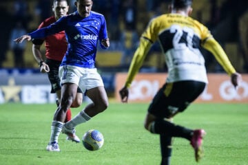 Bolasie marca, Criciúma bate o Cruzeiro e se afasta dos últimos lugares do Brasileirão; assista aos lances da partida