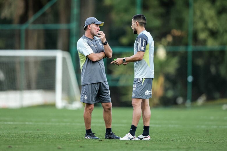 Atlético enfrenta Juventude podendo ter estreia de Bernard e Alonso; Rádio Caraça transmite o jogo