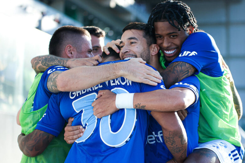 Na estreia de Cássio, Cruzeiro vence Red Bull Bragantino e encosta nos líderes do Brasileiro