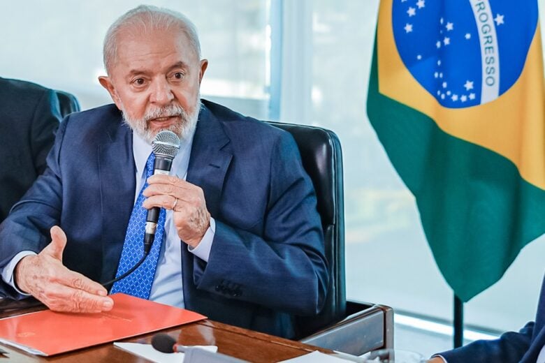 Lula critica violência doméstica, mas perdoa agressão de corintiano após perder jogo