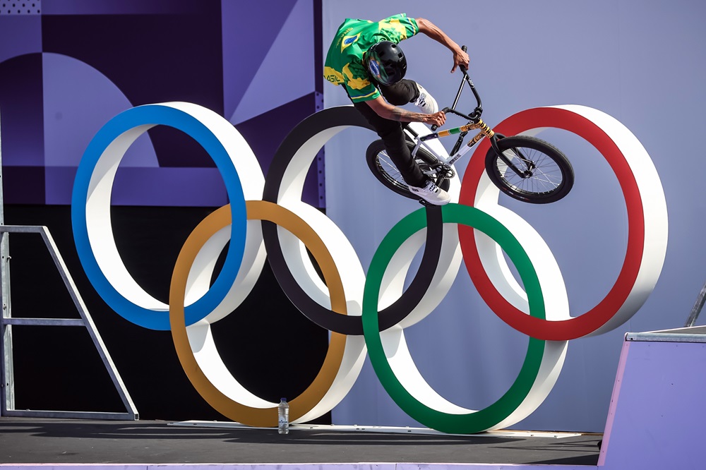 Gustavo "Bala Loka" vai à final do BMX freestyle na Olimpíada; rúgbi termina na 10ª posição