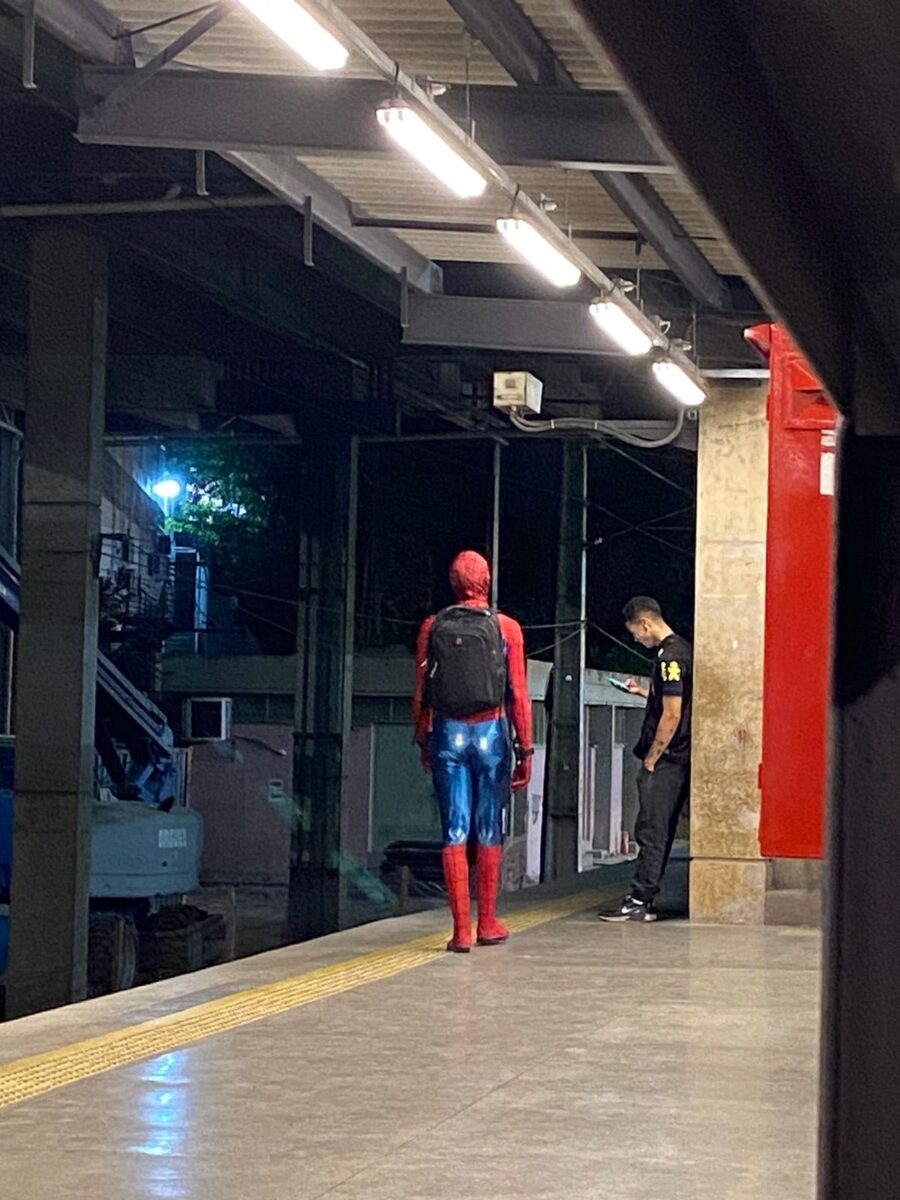 Após ser atacado, jovem vestido de "Homem-Aranha" revida jogando agressor nos trilhos do metrô de BH