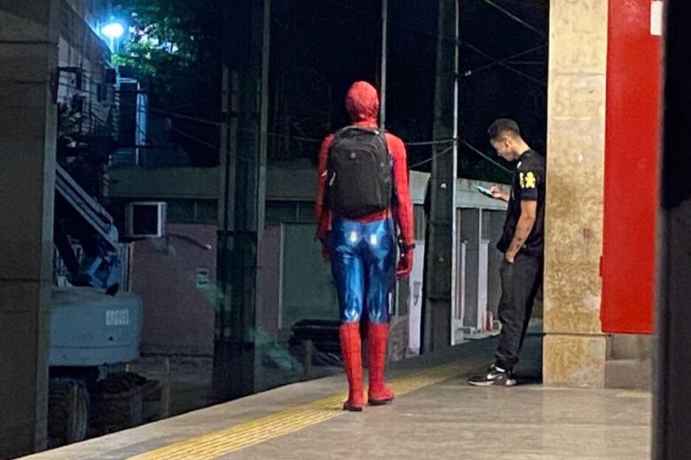 Após ser atacado, jovem vestido de “Homem-Aranha” revida jogando agressor nos trilhos do metrô de BH