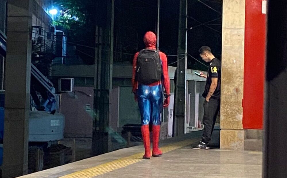 Após ser atacado, jovem vestido de “Homem-Aranha” revida jogando agressor nos trilhos do metrô de BH