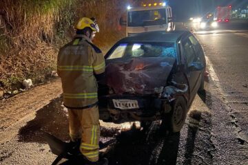 Acidente na BR-040 entre dois veículos deixa três vítimas com ferimentos leves