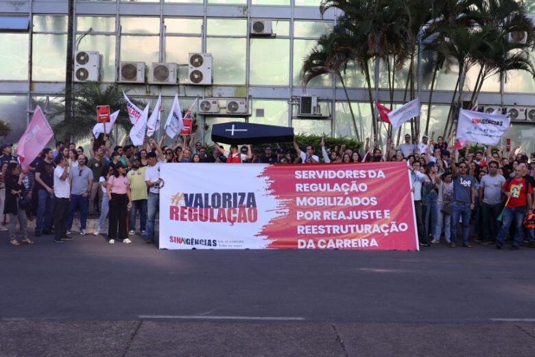 Servidores de agências reguladoras aprovam greve geral por 48 horas