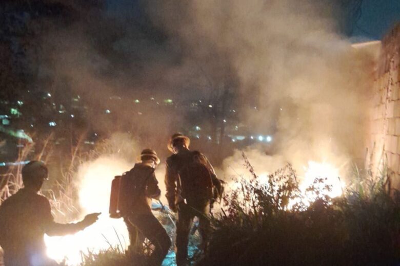 Mais fogo: incêndio destrói área próximo à linha férrea do bairro São Bento, em Itabira