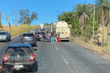 Colisão entre carreta, carro e moto deixa vítima fatal na BR-381