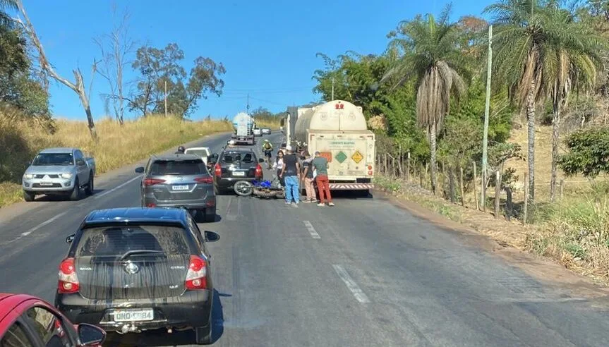 Colisão entre carreta, carro e moto deixa vítima fatal na BR-381