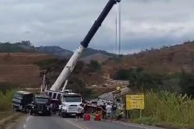 Após mais de 28 horas, carreta tombada e peças de aço são retiradas da pista e BR-381 está liberada em Nova Era