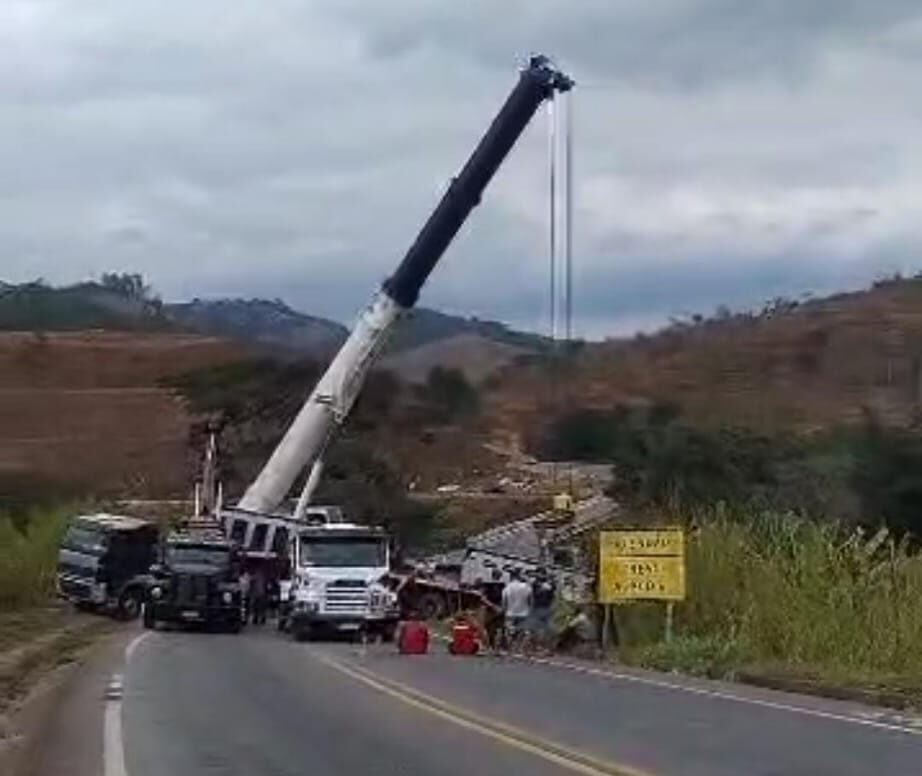 Após mais de 28 horas, carreta tombada e peças de aço são retiradas da pista e BR-381 está liberada em Nova Era