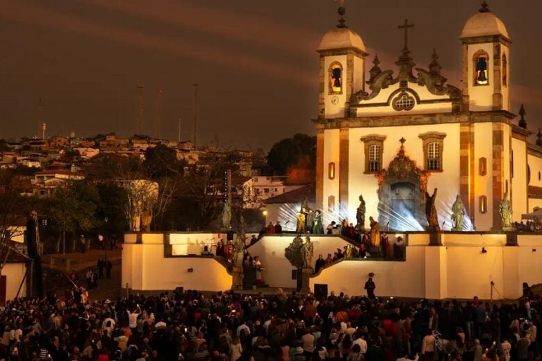 Ópera “Devoção” leva moradores de Congonhas a visitarem a própria história