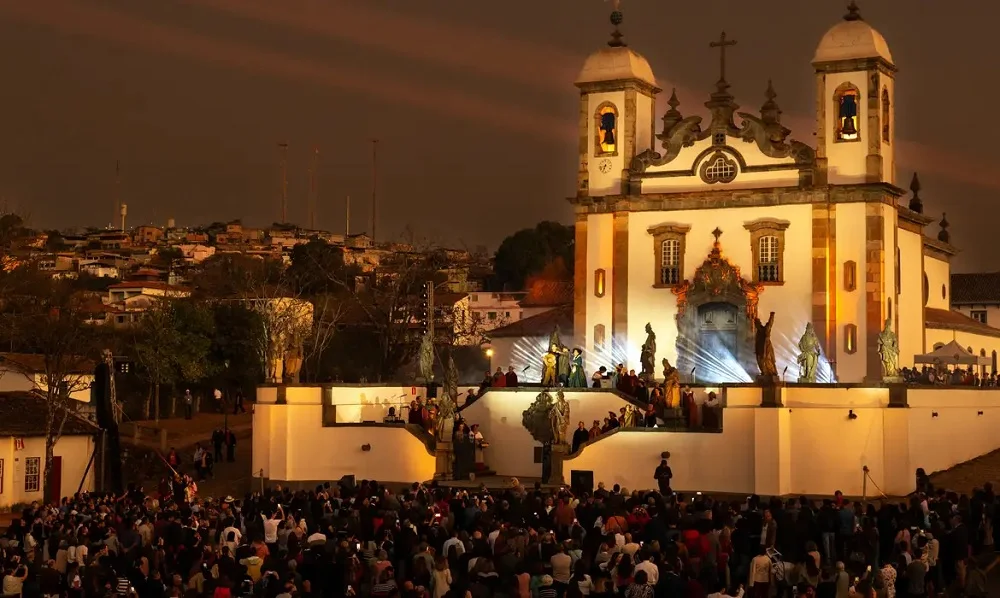 Ópera "Devoção" leva moradores de Congonhas a visitarem a própria história