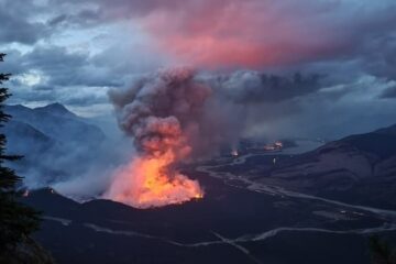 Incêndios florestais deslocam 25 mil pessoas no Canadá