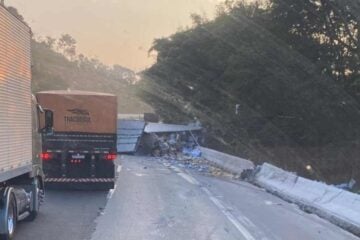 BR-381: dois veículos de carga tombam e complicam o trânsito na rodovia Fernão Dias nesta terça-feira