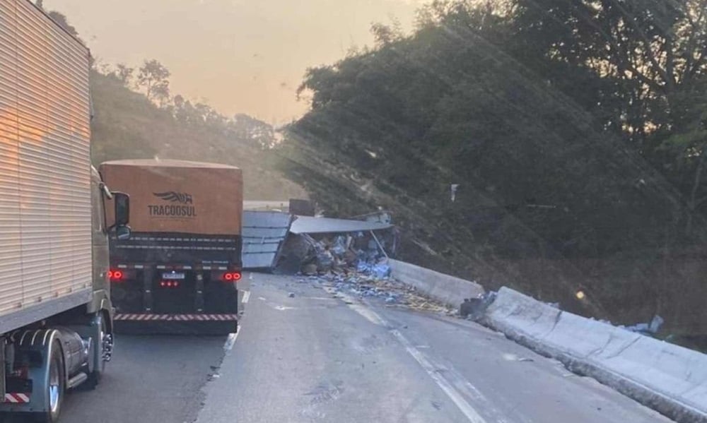 BR-381: dois veículos de carga tombam e complicam o trânsito na rodovia Fernão Dias nesta terça-feira