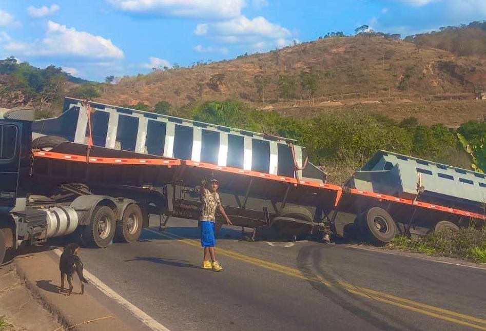 Carreta que fechou a BR-381 em Nova Era será retirada com guindaste nesta quarta-feira; interdição da rodovia dura quase 20 horas