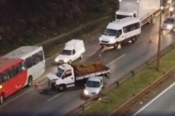 BR-040: acidente envolvendo caminhão e carro interdita a rodovia, em Contagem