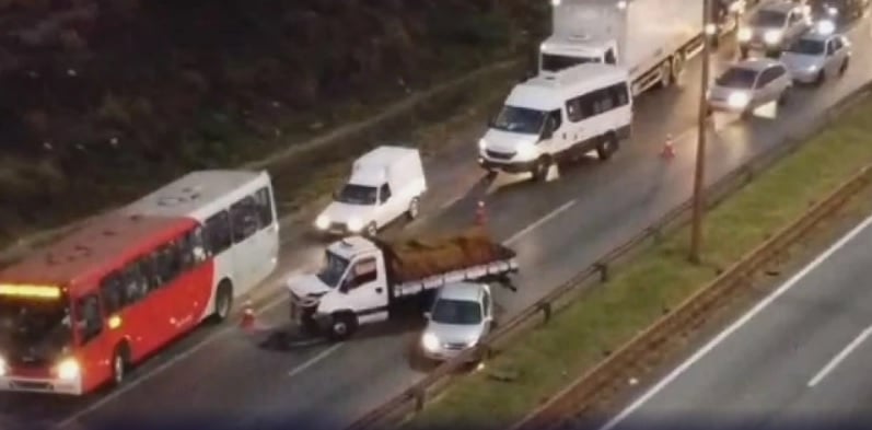 BR-040: acidente envolvendo caminhão e carro interdita a rodovia, em Contagem