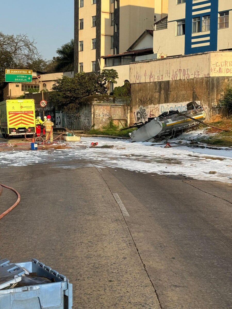 Belo Horizonte: caminhão-tanque tomba, combustível se espalha pela pista e interdita totalmente a Via Expressa