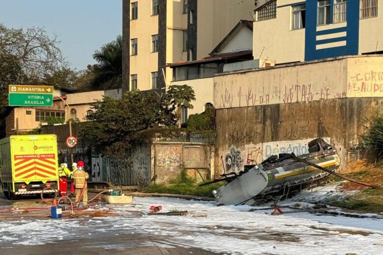 Belo Horizonte: caminhão-tanque tomba, combustível se espalha pela pista e interdita totalmente a Via Expressa