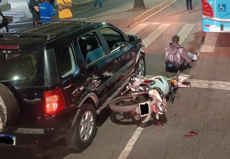 Carro e moto se envolvem em acidente na avenida João Pinheiro, em Itabira