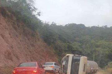 Caminhão tomba na Estrada do Forninho na madrugada desta quarta-feira