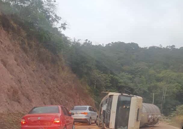 Caminhão tomba na Estrada do Forninho na madrugada desta quarta-feira