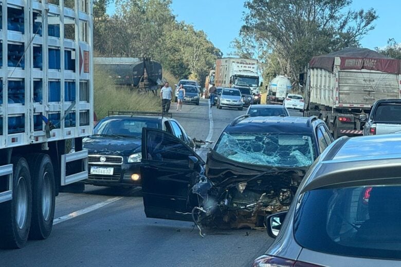 BR-381: homem morre em grave acidente com colisão frontal