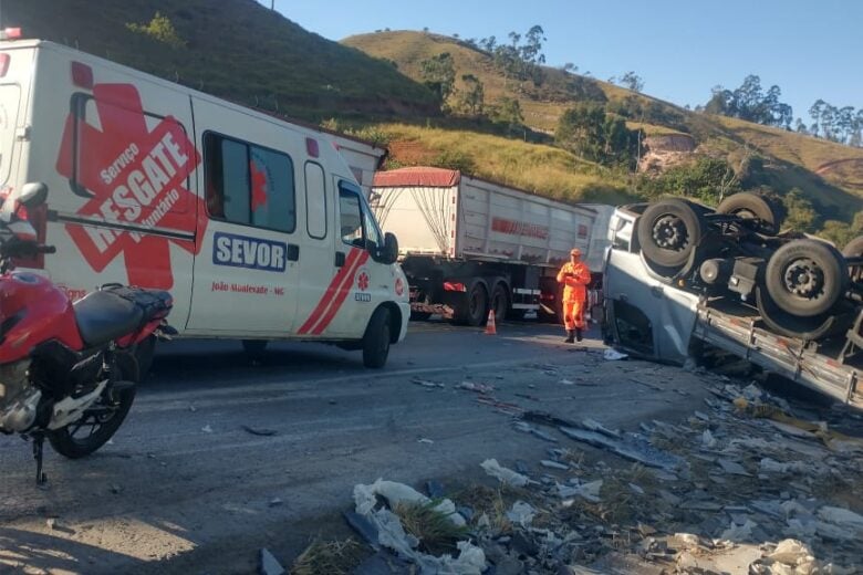 BR-381: caminhão tomba no Corte de Pedras, em João Monlevade, e seis pessoas da mesma família ficam feridas