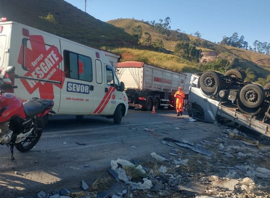 BR-381: caminhão tomba no Corte de Pedras, em João Monlevade, e seis pessoas da mesma família ficam feridas